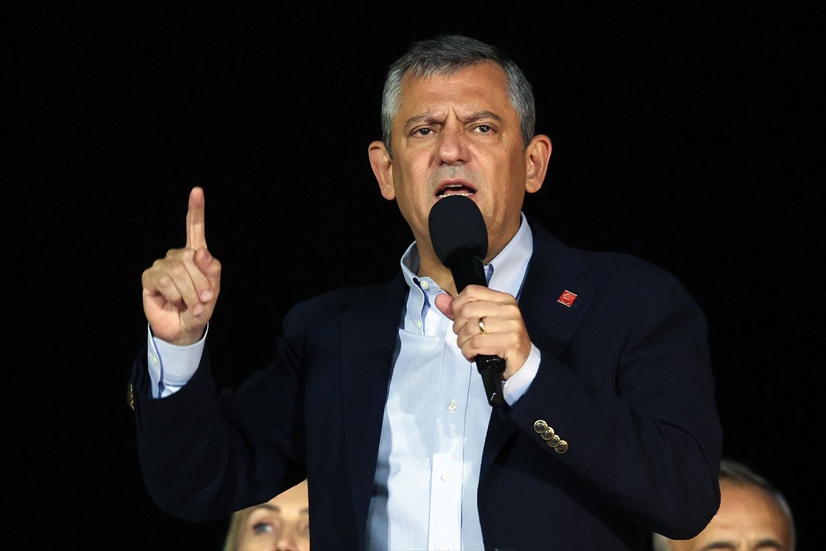 Cumhuriyet Halk Partisi Genel Başkanı Özgür Özel, İstanbul Küçükçekmece’de partisince "Millet...