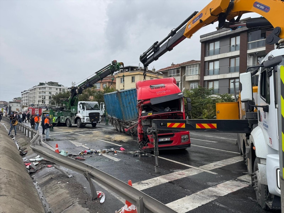 D-100 kara yolu Büyükçekmece mevkisinde kontrolden çıkan tırın devrilmesi nedeniyle kapanan yolun...