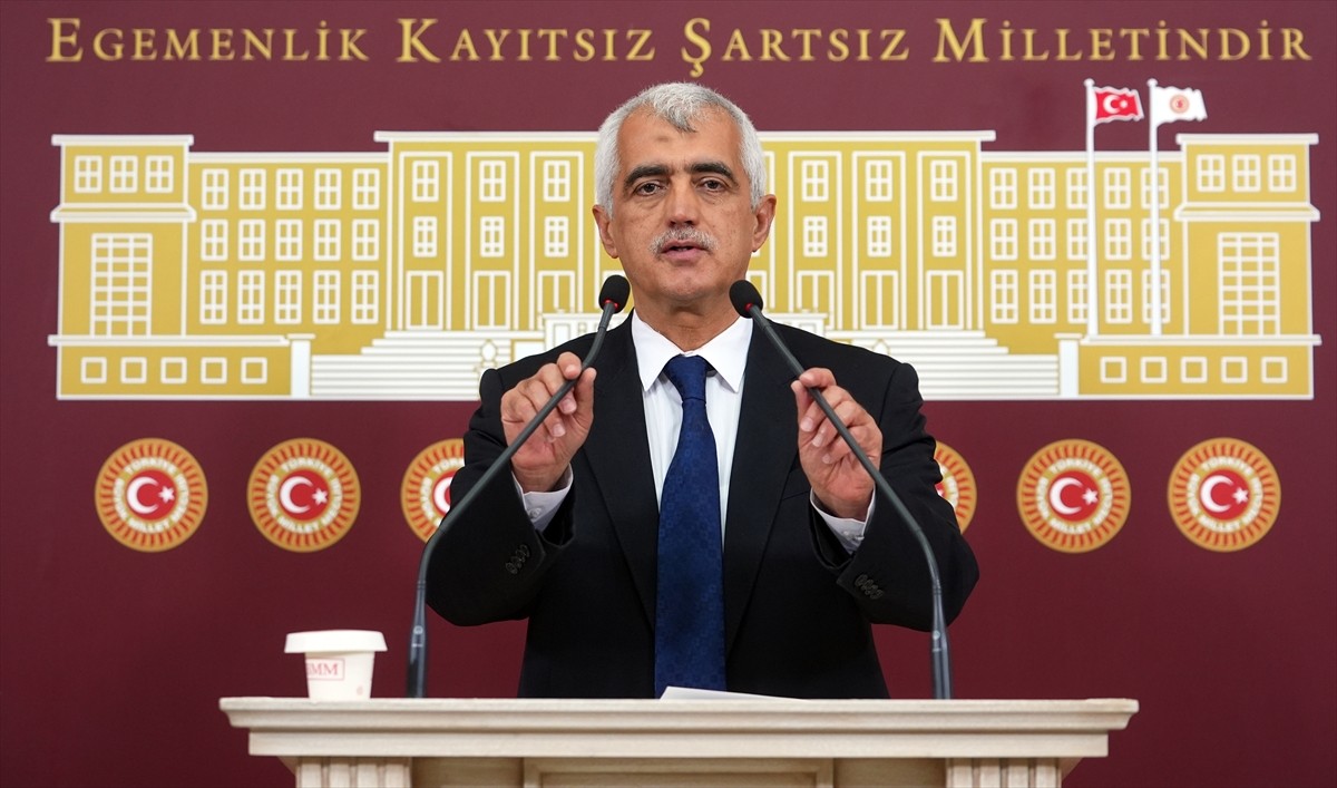  DEM Parti Kocaeli Milletvekili Ömer Faruk Gergerlioğlu, TBMM'de basın toplantısı düzenledi.