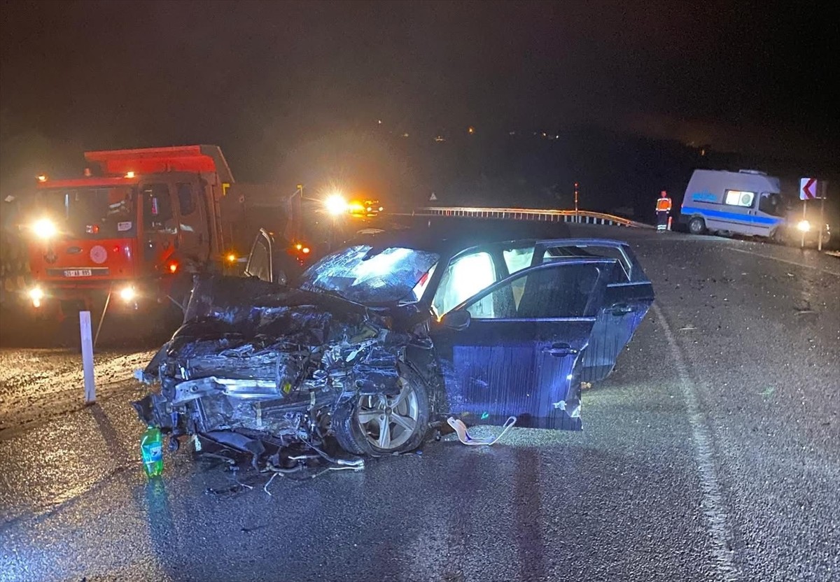 Denizli'nin Acıpayam ilçesinde otomobil ile kamyonetin çarpıştığı kazada 1 kişi hayatını kaybetti...