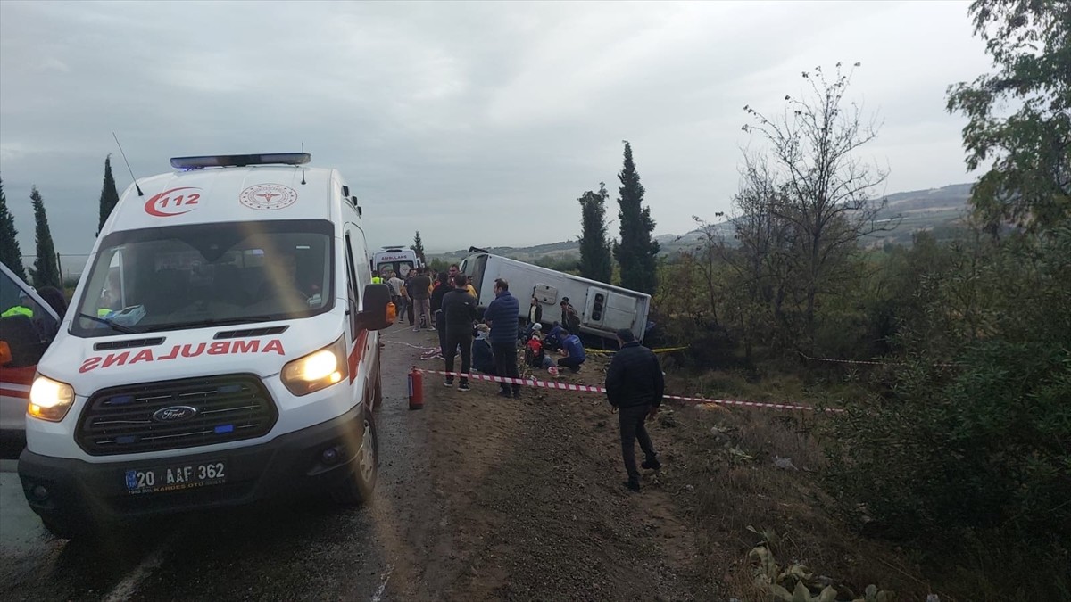 Denizli'nin Buldan ilçesinde midibüsün devrilmesi sonucu 1 kişi öldü, 32 kişi yaralandı.