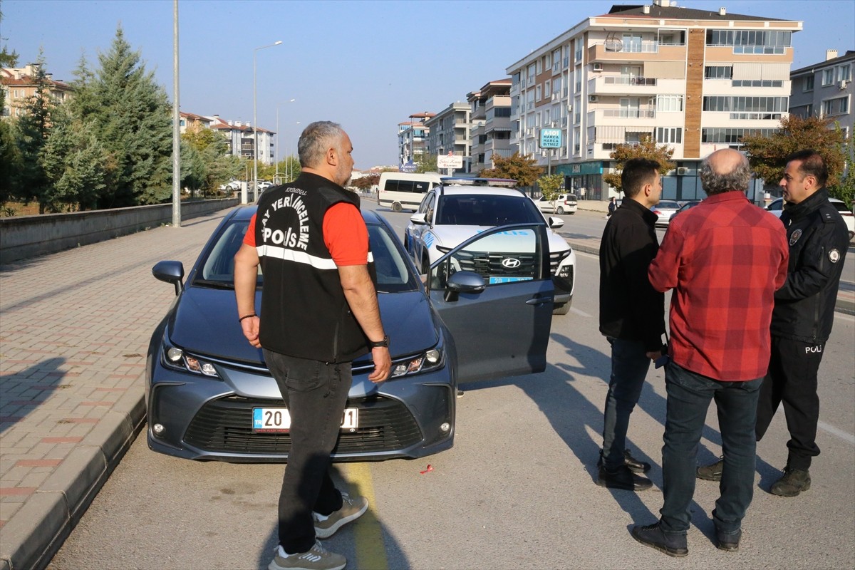 Denizli'nin Merkezefendi ilçesinde, kantin çalışanının silahlı saldırısına uğrayan okul müdürü...