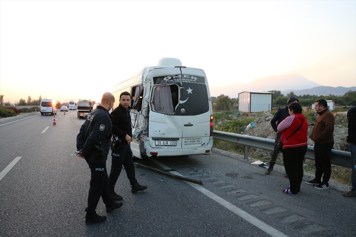 Denizli'nin Pamukkale ilçesinde kamyonun çarptığı minibüsteki 1 kişi hayatını kaybetti.