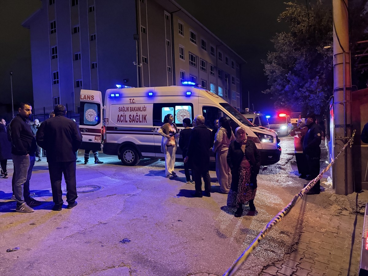 Denizli’nin Merkezefendi ilçesinde düğün hazırlığı yapılan evin tavanının çökmesi sonucu 6 kişi...