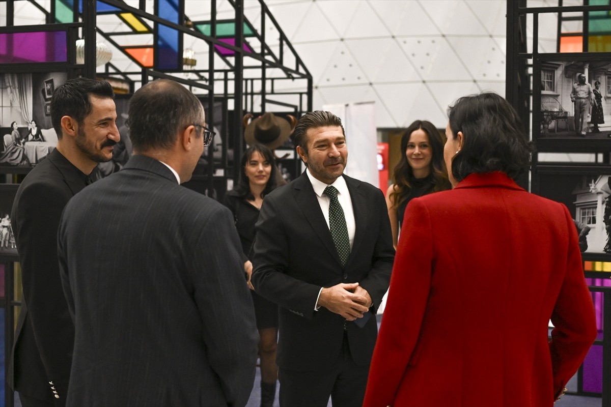 Devlet Tiyatrolarınca (DT) düzenlenen "Ailenin Sessiz Tanıkları" fotoğraf sergisi, CSO Ada...