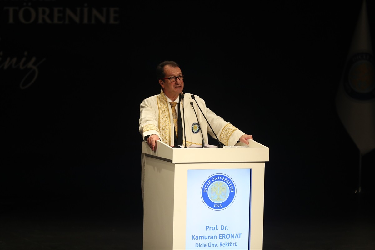 Dicle Üniversitesi Rektörü Prof. Dr. Kamuran Eronat (fotoğrafta), Dicle Üniversitesinin 15 Temmuz...