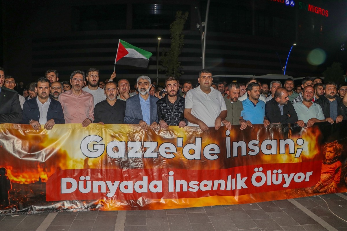 Diyarbakır'da ablukayı kırmak ve insani yardım ulaştırmak amacıyla Gazze'ye doğru yol alan Küresel...