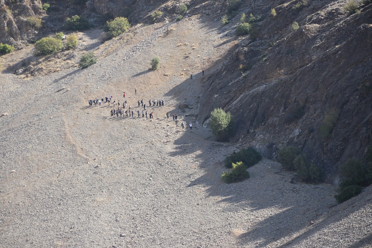 Diyarbakır'ın Çüngüş ilçesinde "Kral Yolu Yürüyüşü, Bağ Bozumu ve Nar Festivali" düzenlendi. Vali...