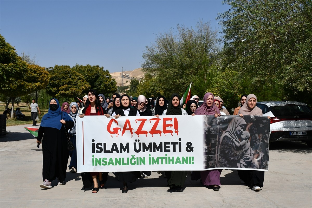 Diyarbakır, Şırnak ve Batman'da üniversite öğrencileri tarafından İsrail'in Gazze'ye yönelik...