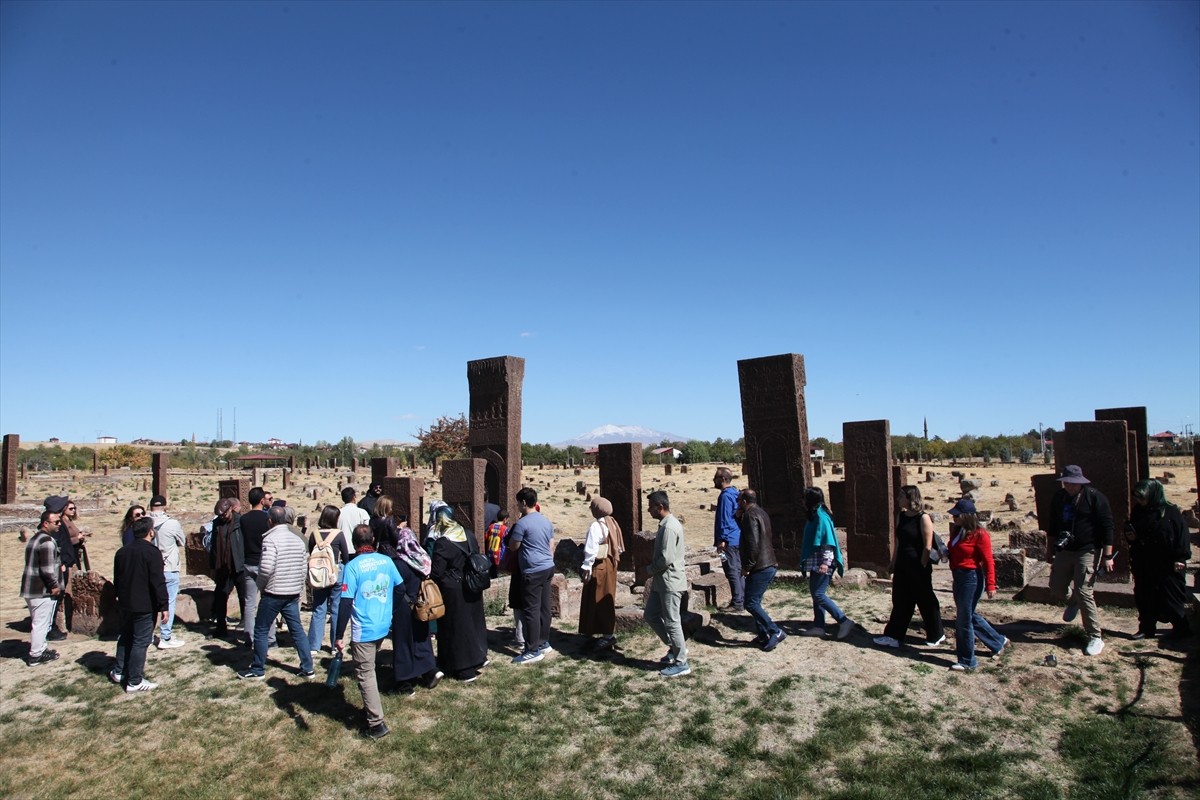 Doğaseverlerden oluşan 40 kişilik grup, Bitlis'in Ahlat ilçesindeki tarihi ve turistik alanları...