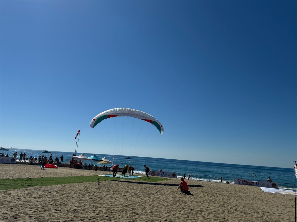 Dünya Yamaç Paraşütü Hedef Şampiyonası, Antalya'nın Alanya ilçesinde devam ediyor. Uluslararası...