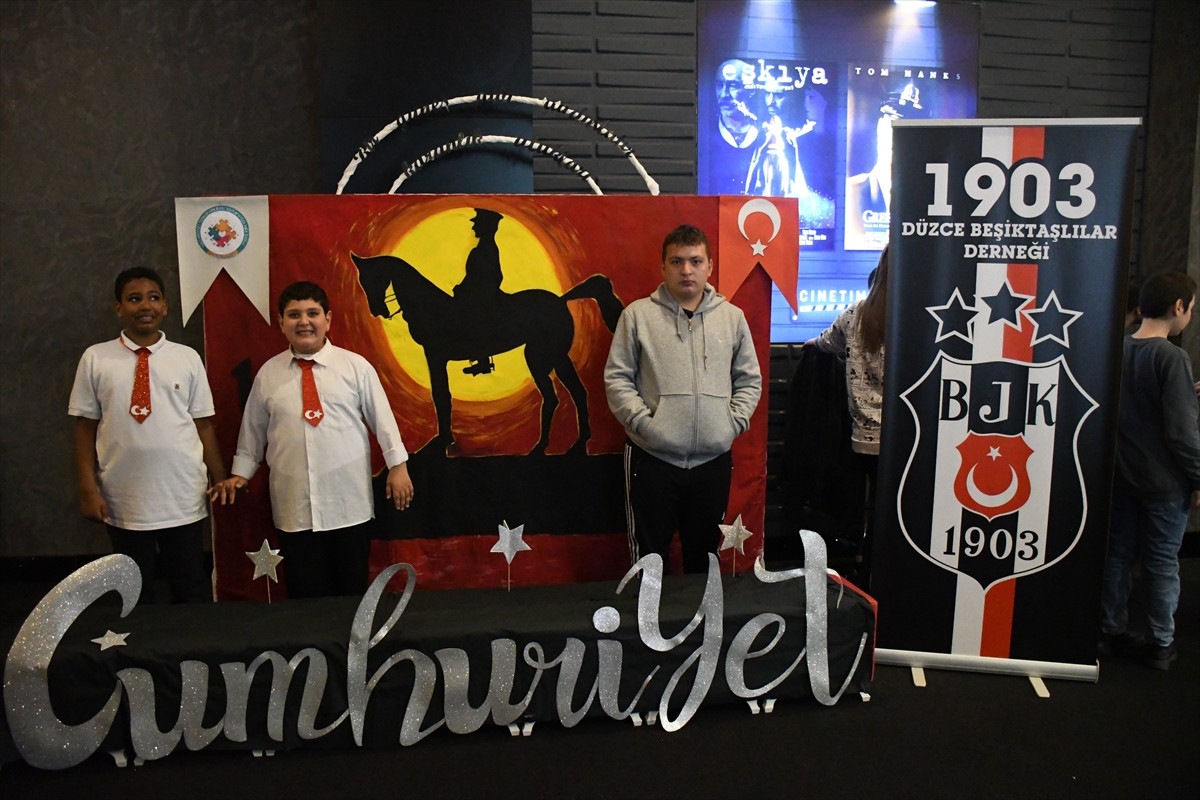 Düzce'de Cumhuriyet'in kuruluşunun 102. yılı dolayısıyla düzenlenen etkinlikte buluşan özel...