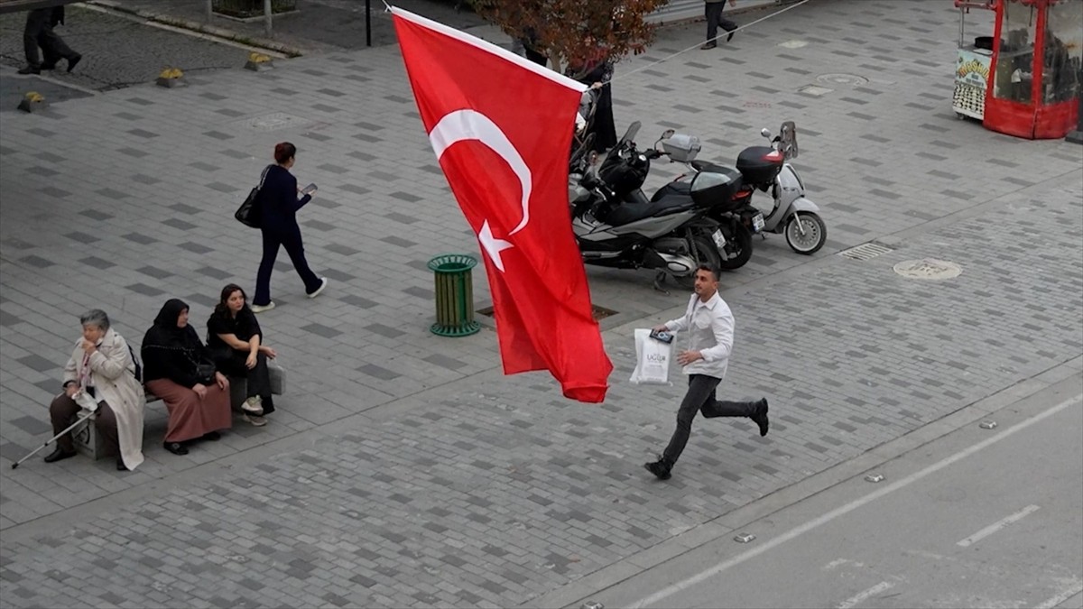 Düzce'de, Cumhuriyetin 102. yılına ithafen yapılan sosyal deneyde vatandaşların bayrak sevgisi...