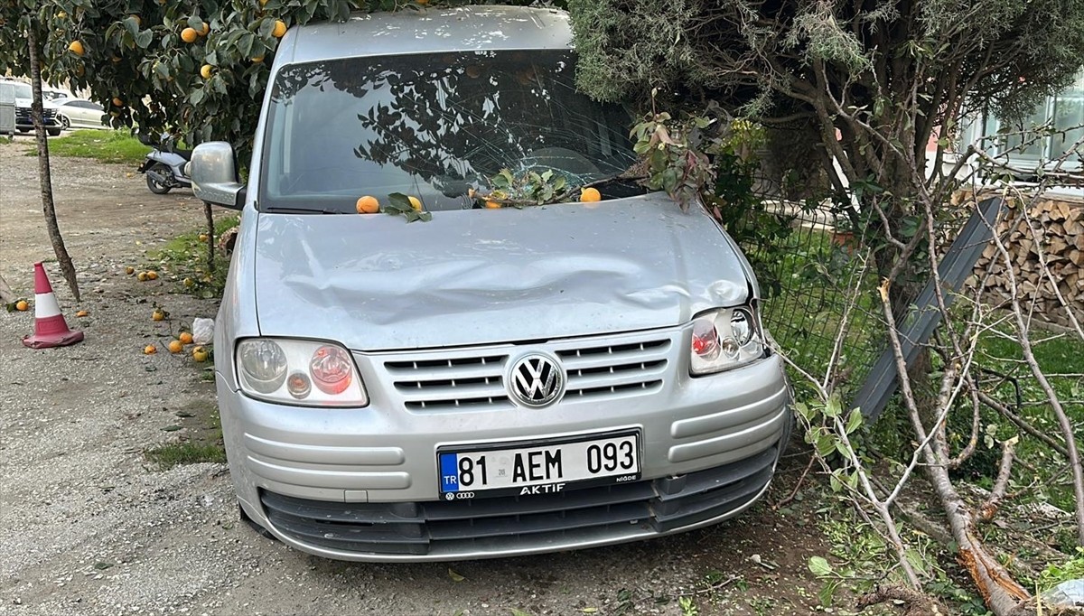 Düzce'de hafif ticari aracın otobüs durağında bekleyenlere çarpması sonucu 1 kişi öldü, 1 çocuk...