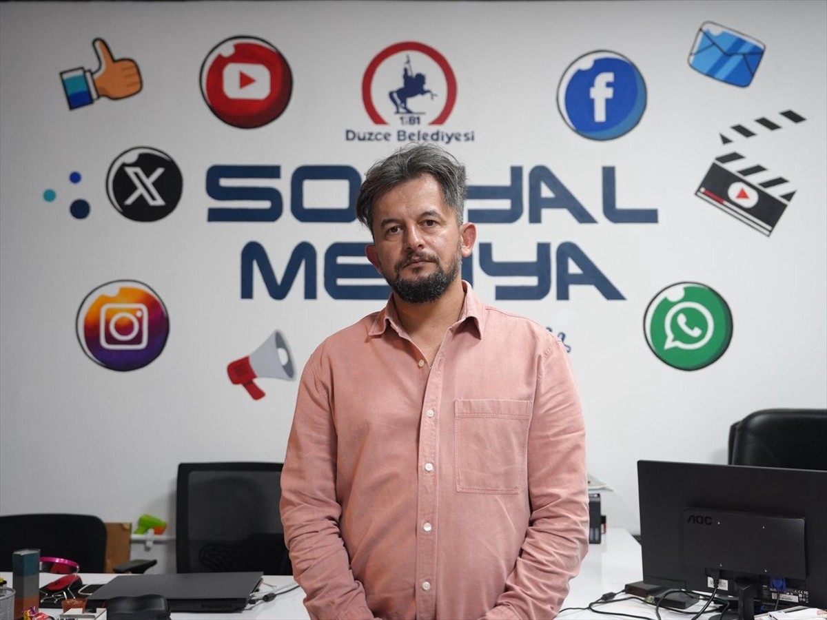 Düzce'de yapılan sosyal deneyde ay yıldızlı bayrağın yere düşmemesi için eldivenlerini çıkararak...