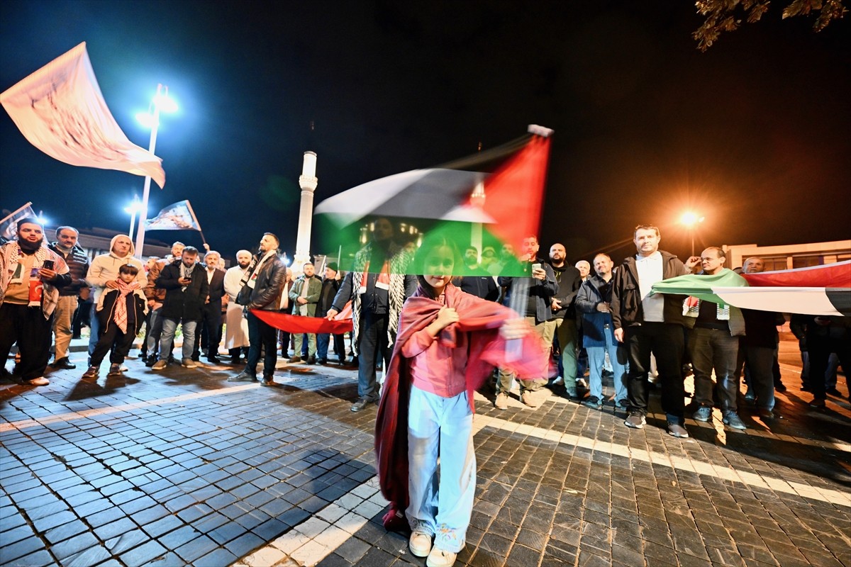 Düzce’de İsrail'in Küresel Sumud Filosu'na yönelik saldırısına tepki gösterildi.  Cedidiye...