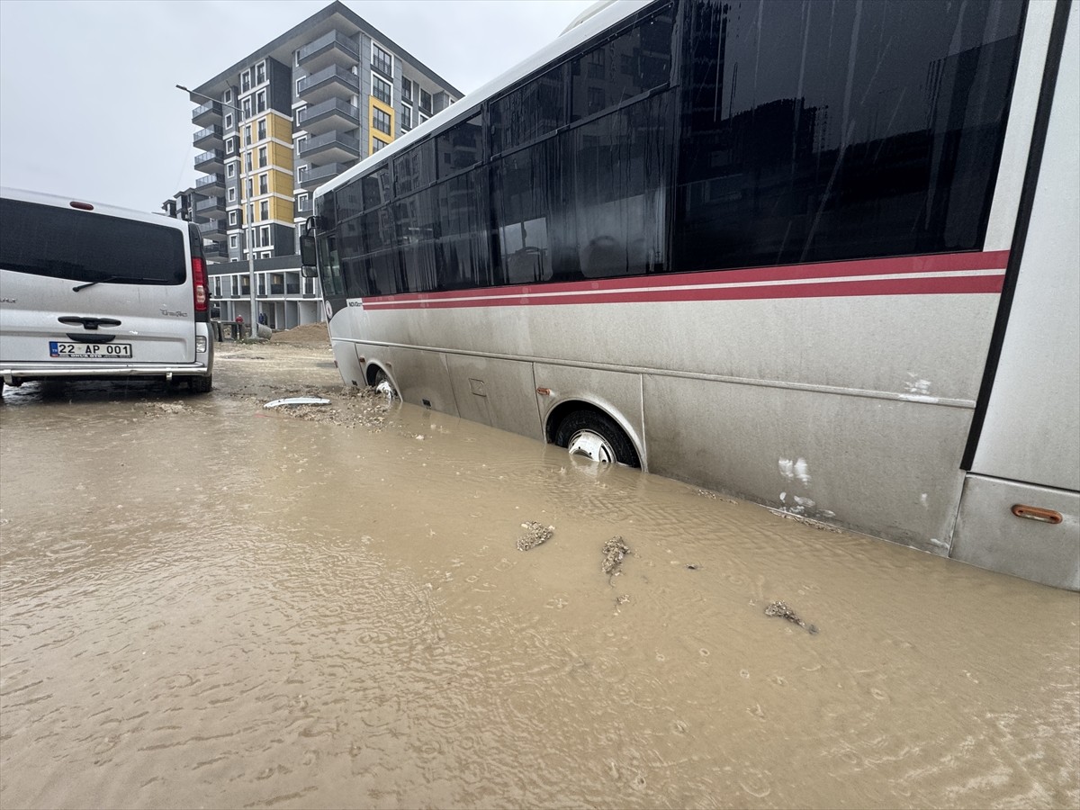 Edirne'de etkili olan şiddetli sağanak nedeniyle yolda çökme meydana geldi, çukura giren yolcu...