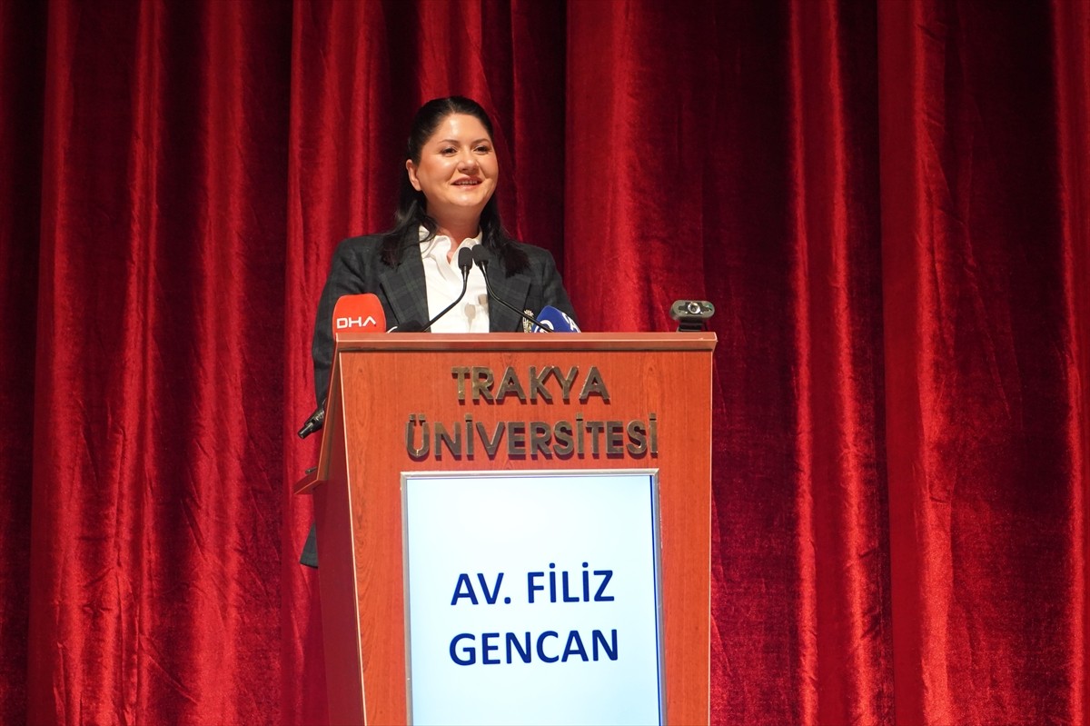 Edirne'de, Trakya Üniversitesi (TÜ) ev sahipliğinde öğrencileri bilim, sanat ve kültürle...