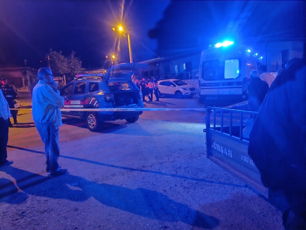 Edirne'nin Enez ilçesinde çıkan silahlı kavgada 2 kişi yaşamını yitirdi. Jandarma ekipleri olayın...