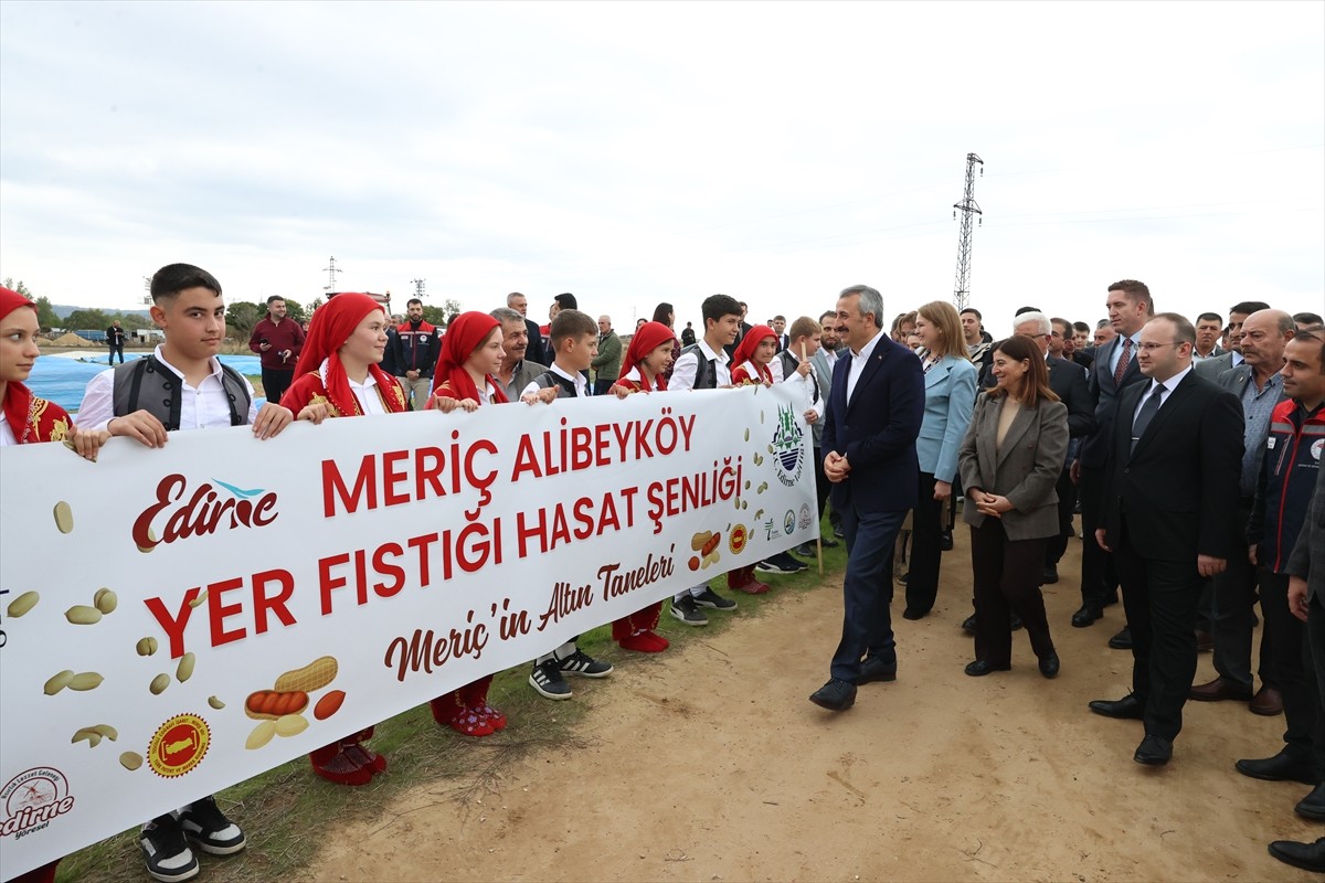 Edirne'nin Meriç ilçesine bağlı Alibey köyünde fıstık festivali düzenlendi. Edirne Valisi Yunus...