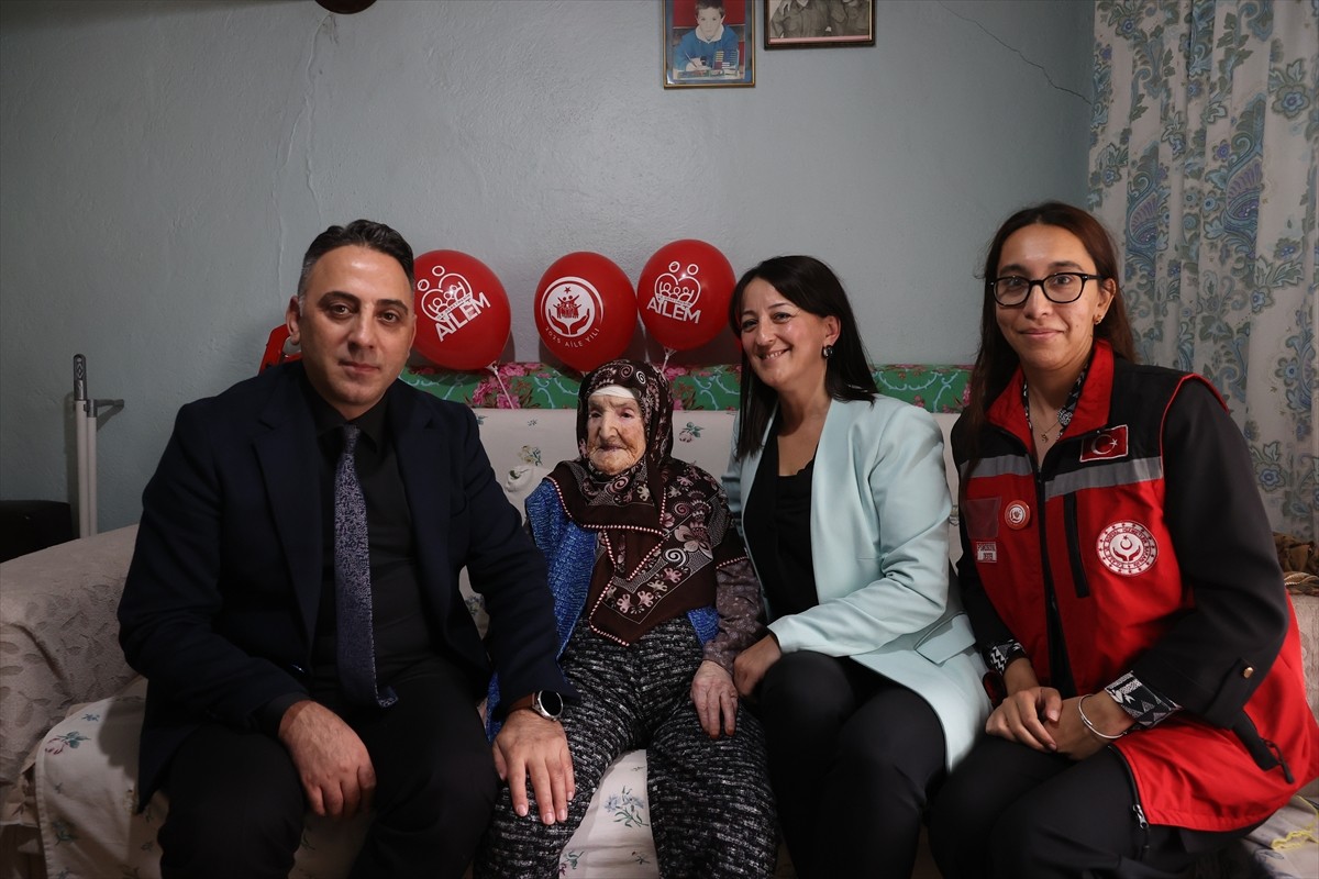 Edirne'nin Süloğlu ilçesinde "Aile Yılı" kapsamında 100. yaşına giren kadının doğum günü kutlandı....