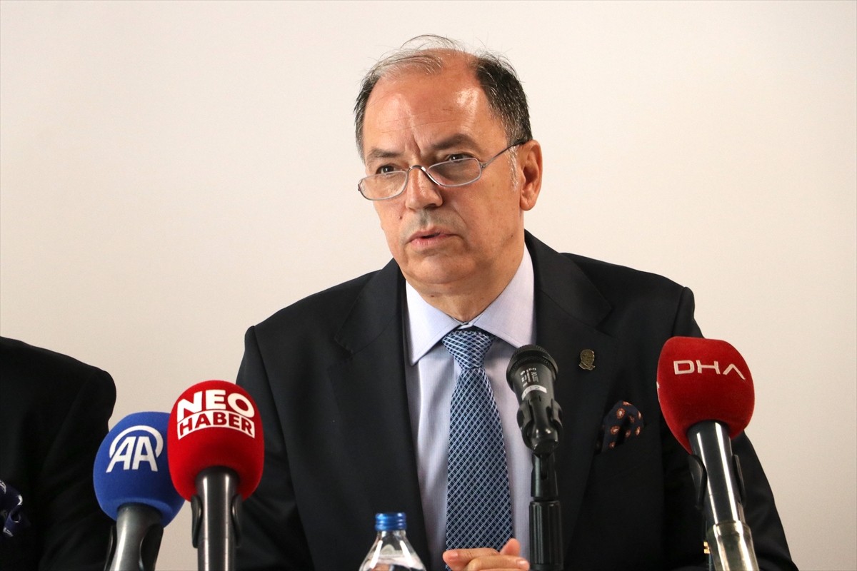 Ege Bölgesi'nde yeni üretim sezonunda kütlü (çekirdekli) pamuk üretiminin 410 bin ton olarak...