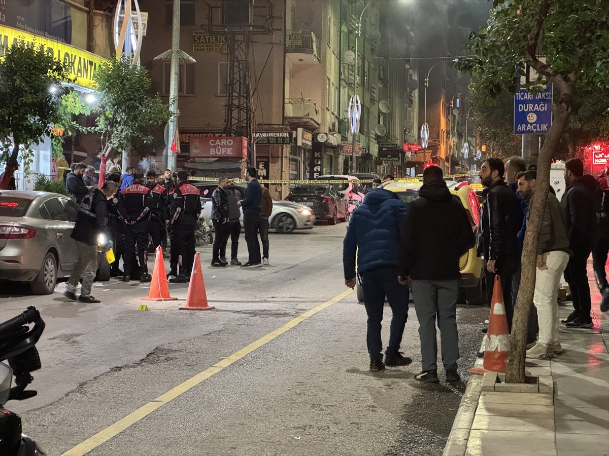 Elazığ’da çıkan silahlı kavgada 3 kişi yaralandı.