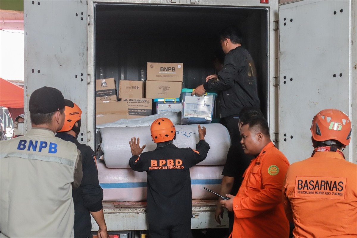 Endonezya'nın Doğu Cava eyaletinde dün çöken okul binasının enkazında olduğu düşünülen 38 kişi...