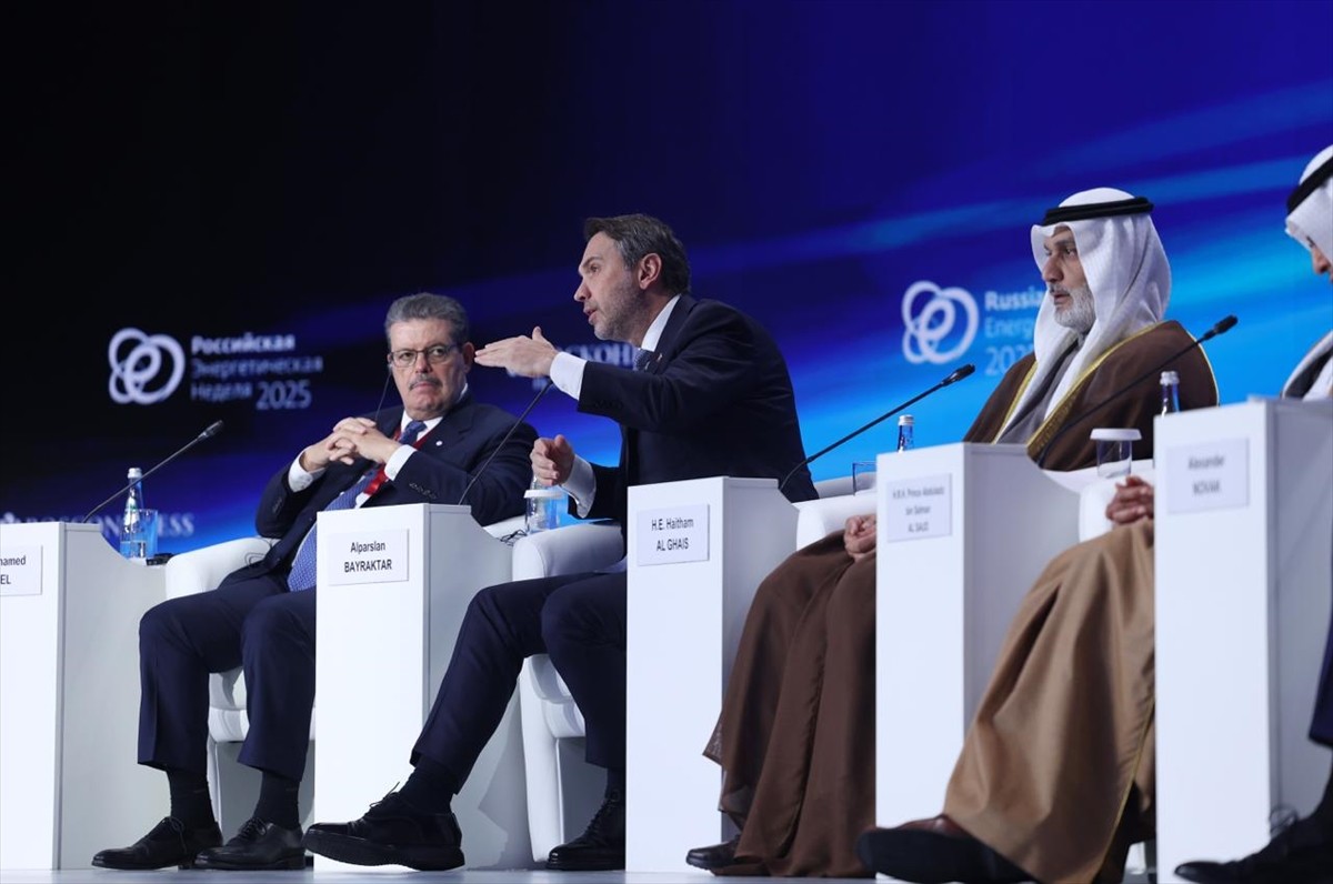 Enerji ve Tabii Kaynaklar Bakanı Alparslan Bayraktar, Rusya'nın başkenti Moskova'da Rusya Enerji...