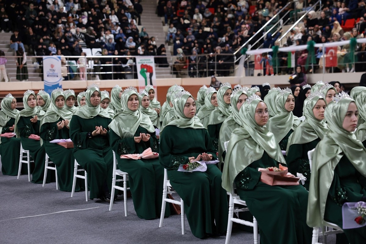 Erzincan'da eğitimlerini tamamlayan 163 hafız için icazet merasimi gerçekleştirildi. Merkez Spor...