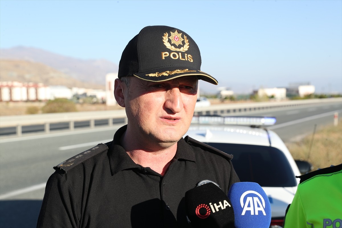 Erzincan'da ölümlü trafik kazalarını önlemek için başlatılan çelik bariyer uygulaması ile 2024'te...