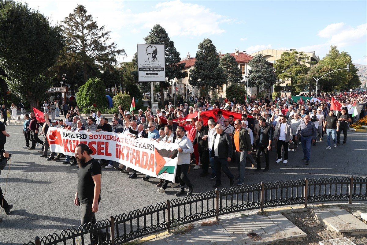 Erzincan'da "Ayağa Kalk Gazze Özgür Olacak" etkinliği kapsamında İsrail'in Gazze'ye yönelik...