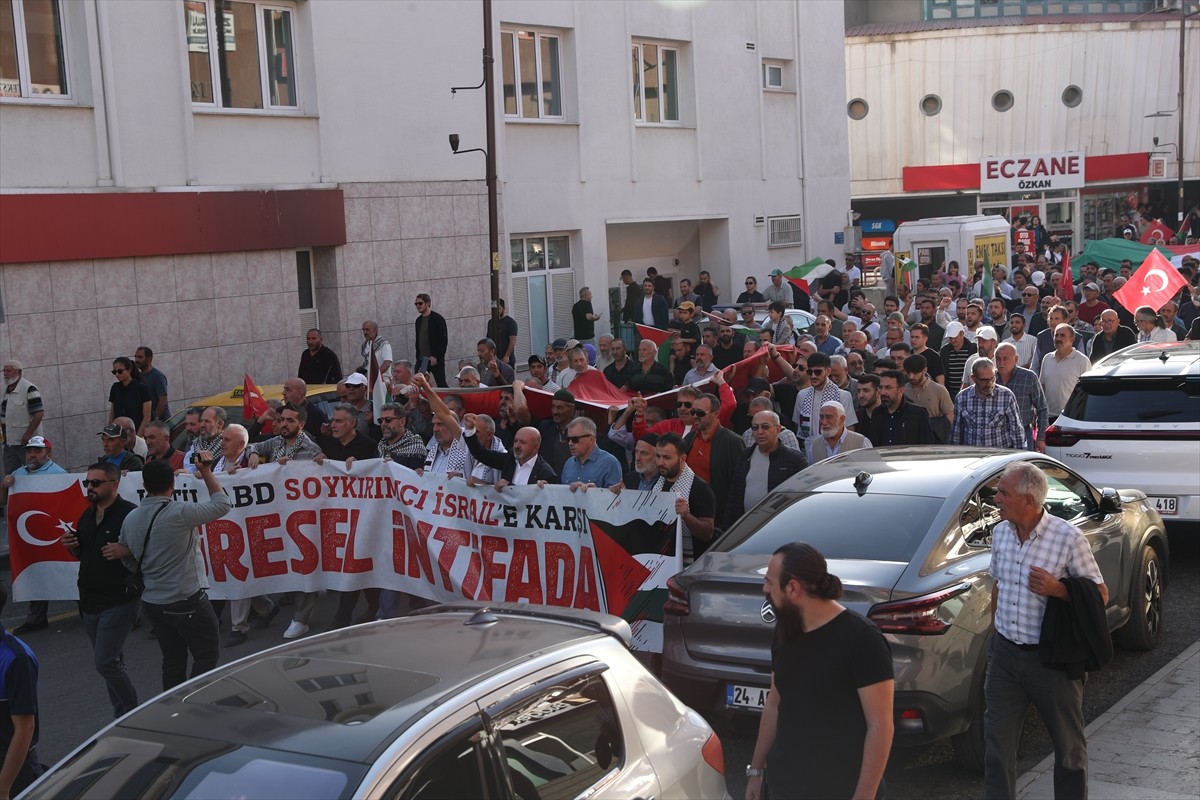 Erzincan'da "Ayağa Kalk Gazze Özgür Olacak" etkinliği kapsamında İsrail'in Gazze'ye yönelik...
