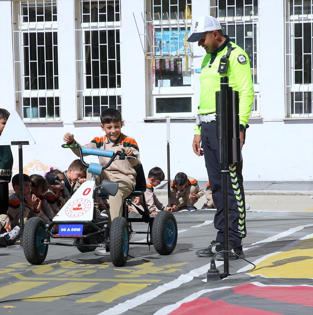 Erzurum'da İl Emniyet Müdürlüğü tarafından hayata geçirilen projeyle çocuklar trafik kurallarını...