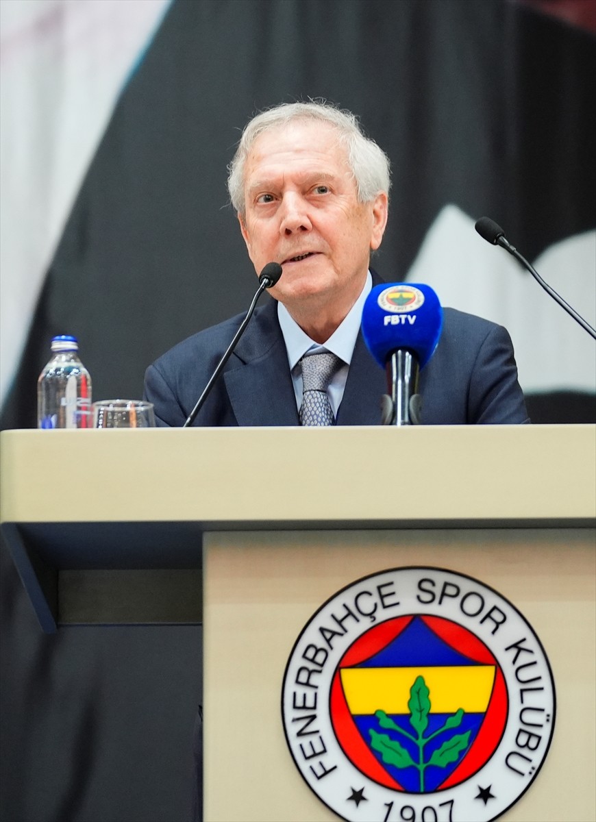 Eski Fenerbahçe Kulübü Başkanı Aziz Yıldırım, Kalamış'ta bulunan Fenerbahçe Faruk Ilgaz...