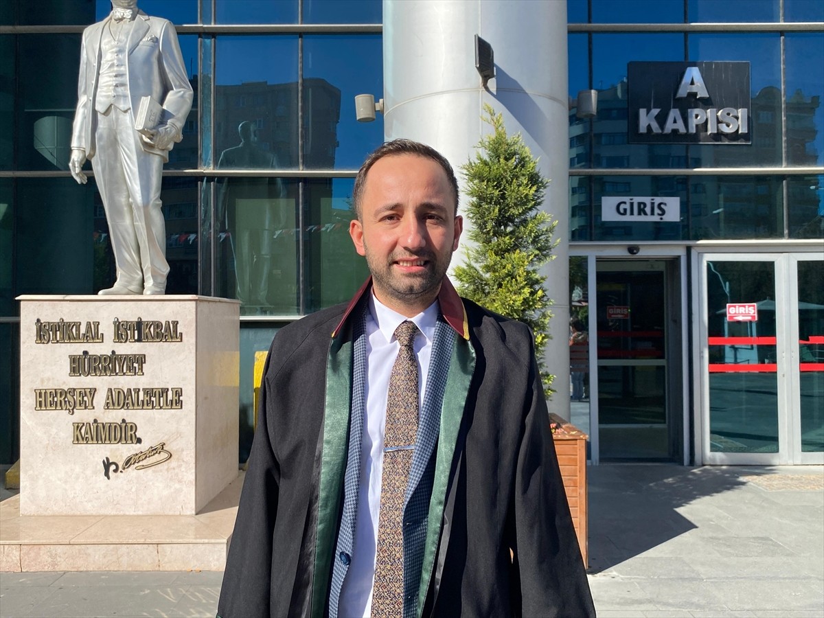 Eskişehir'de arkadaşının 1,5 yaşındaki oğlunu falçatayla yaraladığı, ardından kendi evini ateşe...