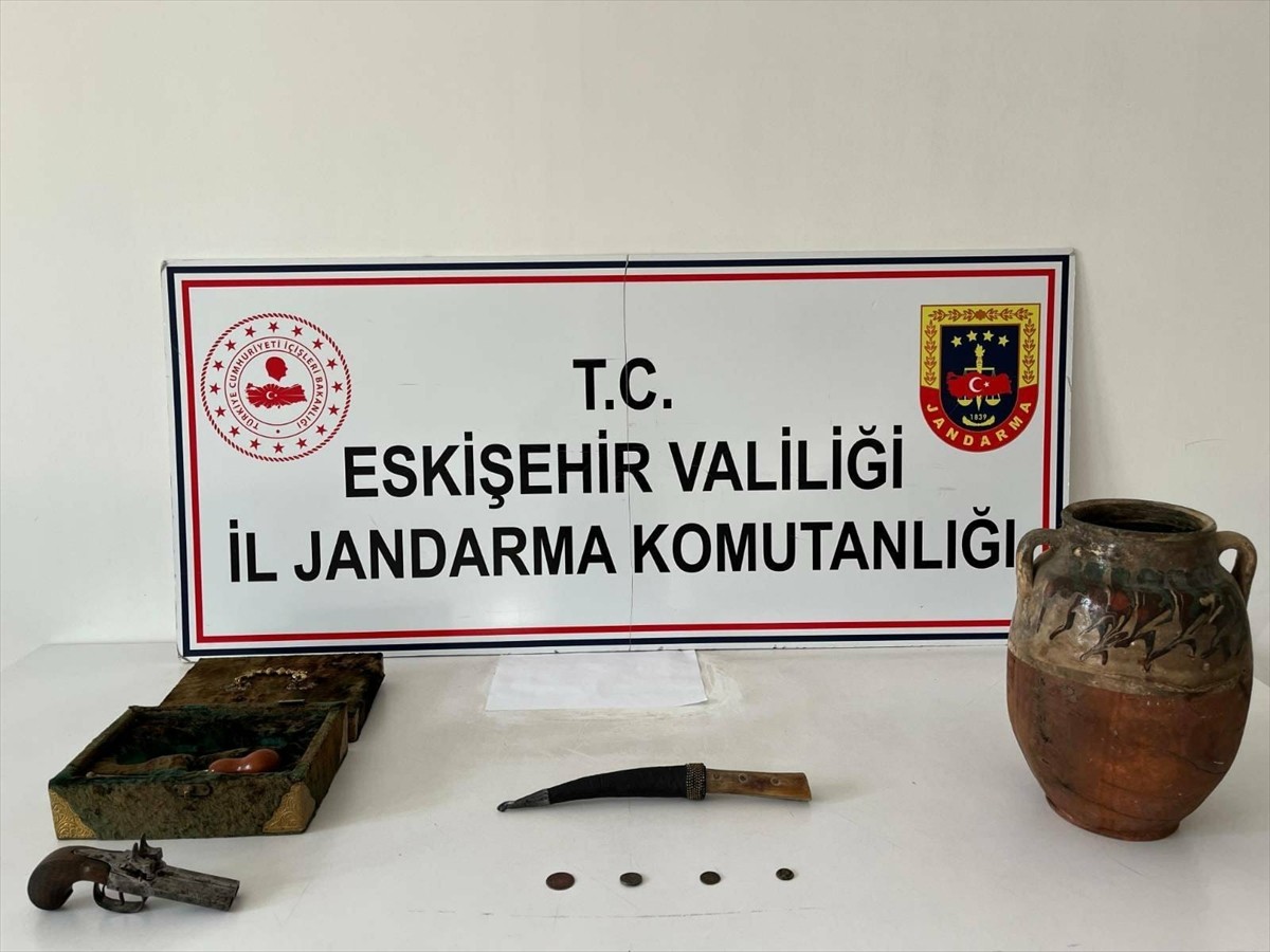 Eskişehir'in Tepebaşı ilçesinde düzenlenen operasyonda tarihi eser olduğu değerlendirilen 7 obje...