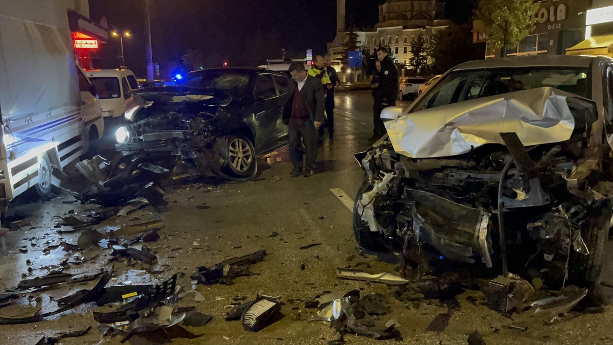 Eskişehir'in Tepebaşı ilçesinde park halindeki bir otomobile çarparak 3 aracın hasar görmesine...