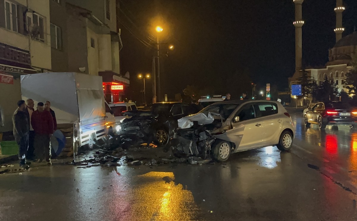 Eskişehir'in Tepebaşı ilçesinde park halindeki bir otomobile çarparak 3 aracın hasar görmesine...