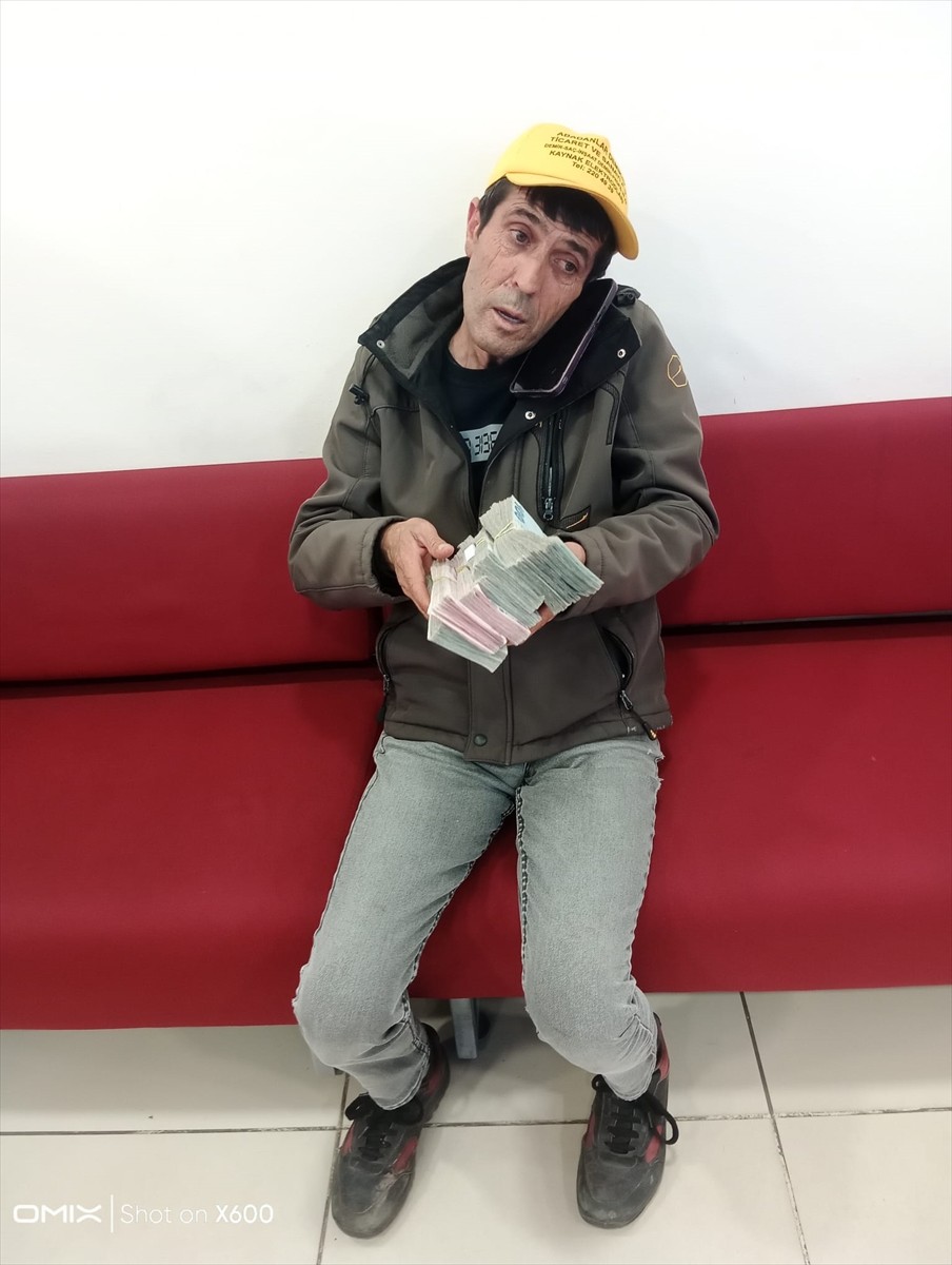 Eskişehir'in Tepebaşı ilçesinde polis, durumdan şüphelendiği bir kişinin telefonla...