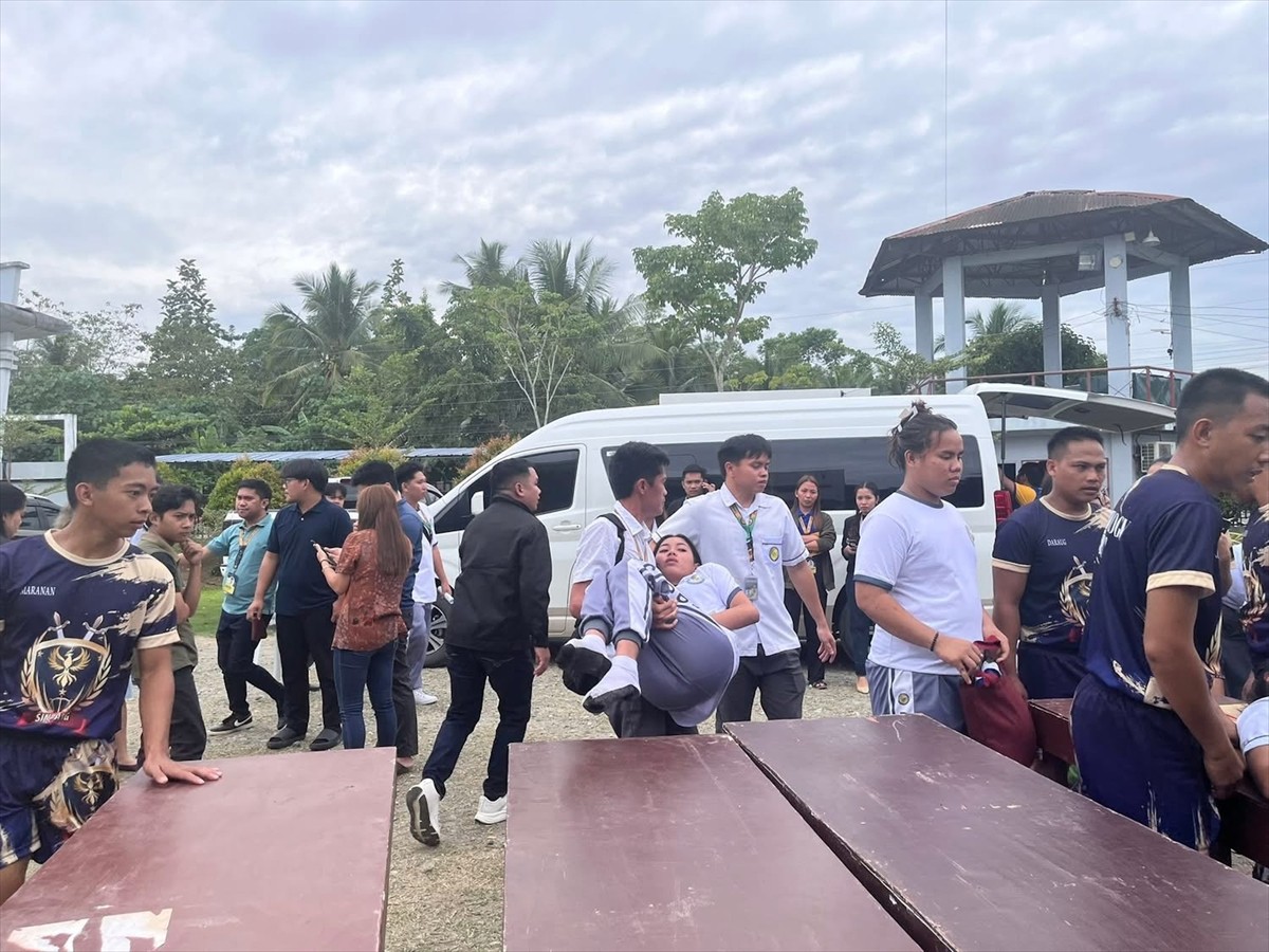 Filipinler'in güneyindeki Mindanao Adası açıklarında 7,4 büyüklüğünde deprem meydana geldi....