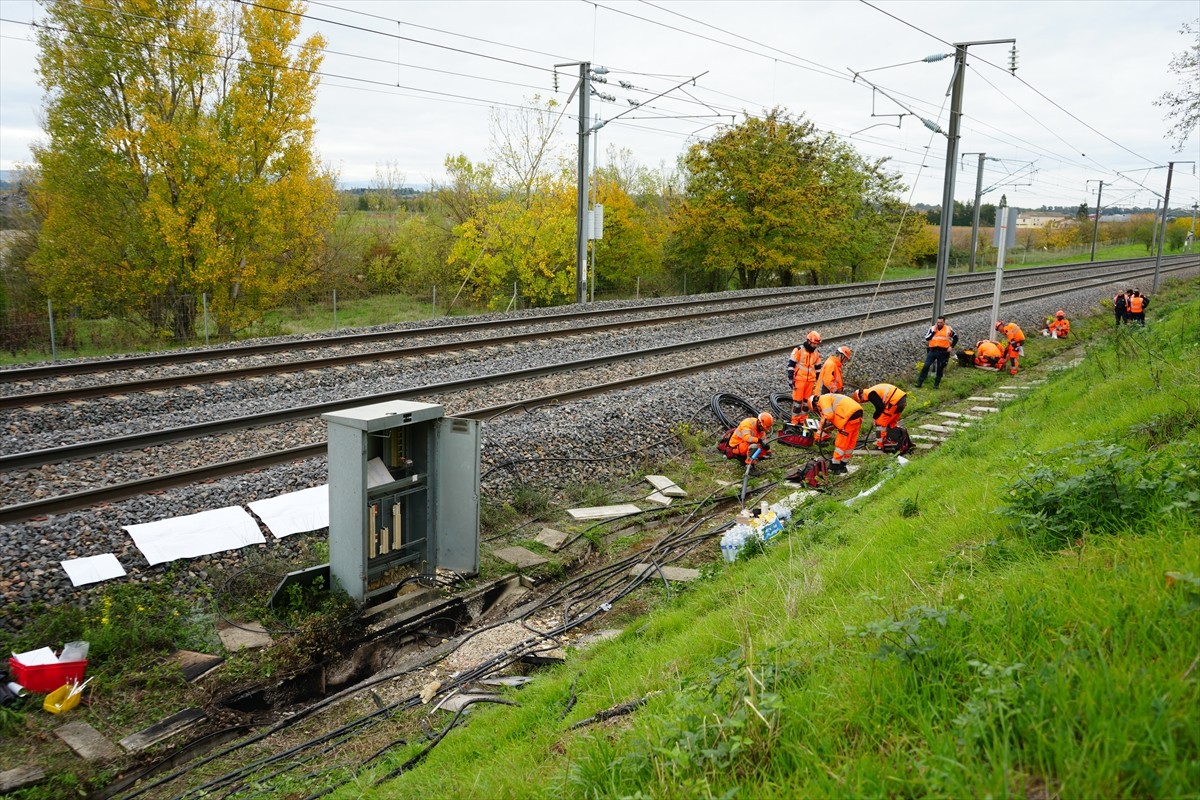 Fransa'da sinyal kablolarında kasıtlı çıkarılan yangın nedeniyle Lyon-Avignon hızlı tren...