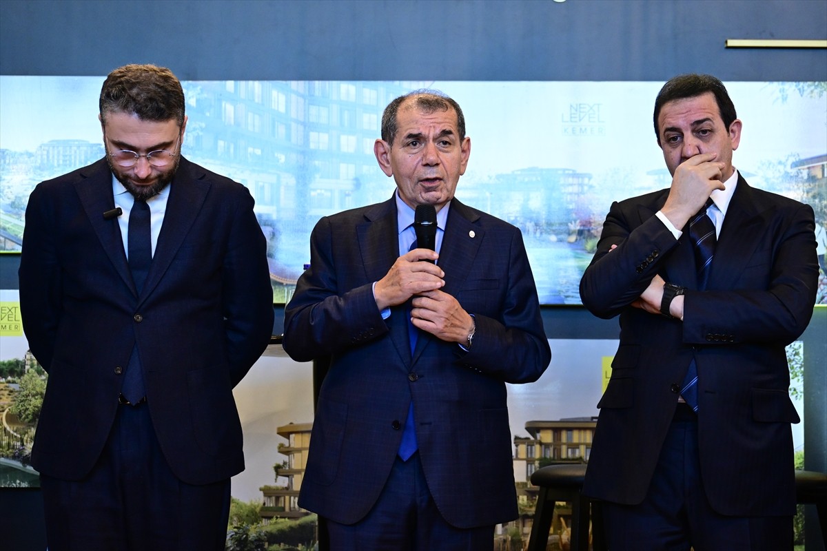 Galatasaray Kulübü Başkanı Dursun Özbek (ortada), Galatasaray Teknik Direktörü Okan Buruk (solda)...