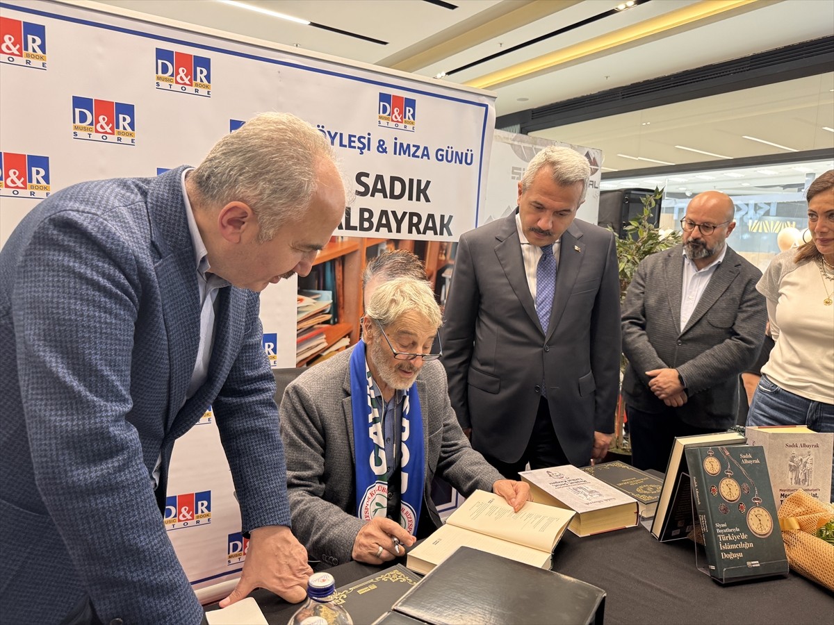 Gazeteci-yazar Sadık Albayrak (solda), Rize'de düzenlenen söyleşi ve imza gününe katıldı.