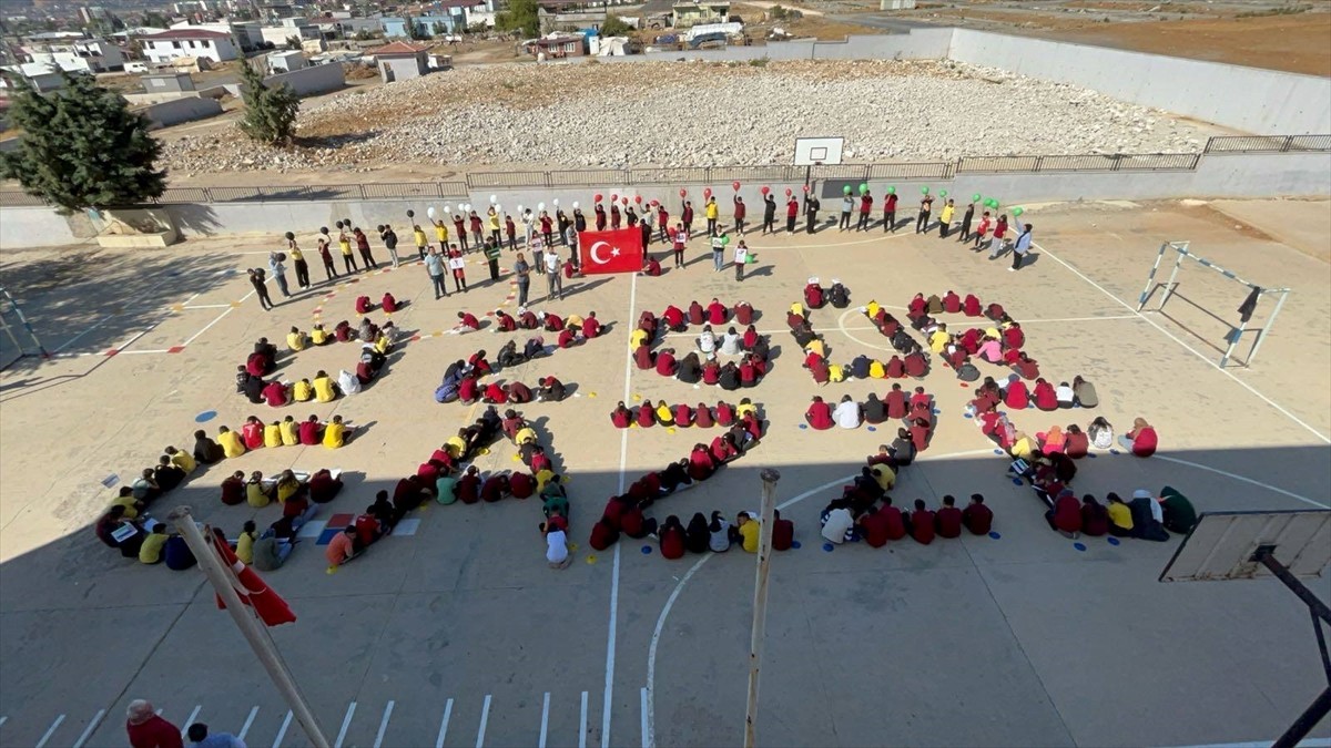 Gaziantep'in Nurdağı ilçesinde ortaokul öğrencileri, Filistin'e destek olmak için okul bahçesinde...