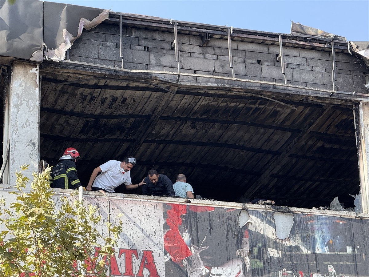 Gaziantep'in Şehitkamil ilçesindeki bir iş yerinde çıkan yangın söndürüldü.