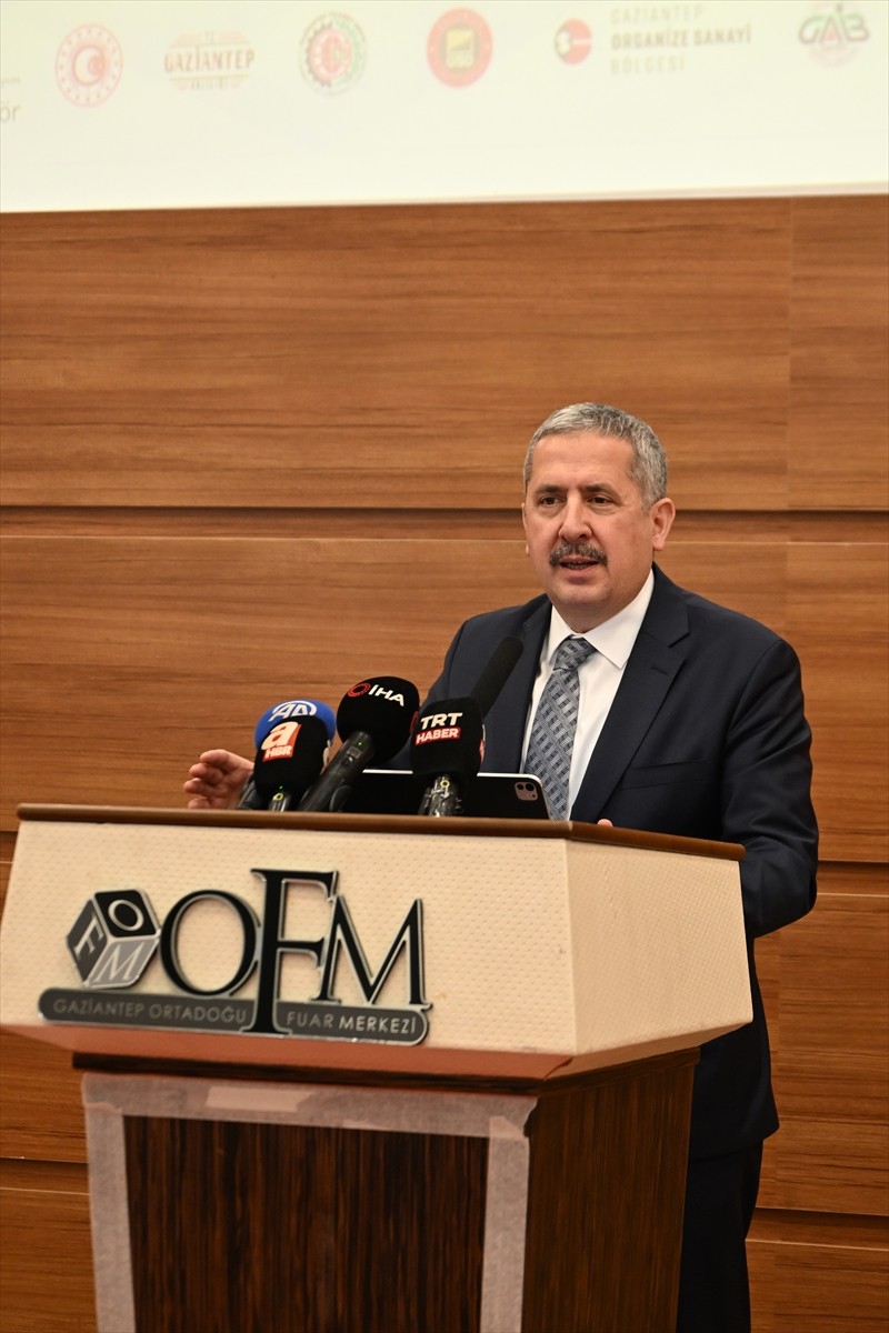 Gaziantep'te 15 ülkeden 228 markanın katılımıyla düzenlenen "Tekstil Makineleri Fuarı 2025"...