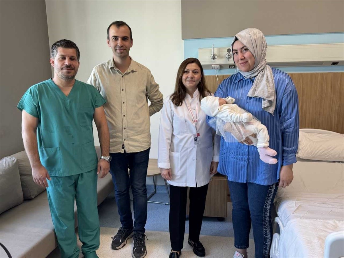 Gaziantep'te halk arasında "iman tahtası" olarak bilinen göğüs kemiği bulunmayan 20 günlük Eylül...