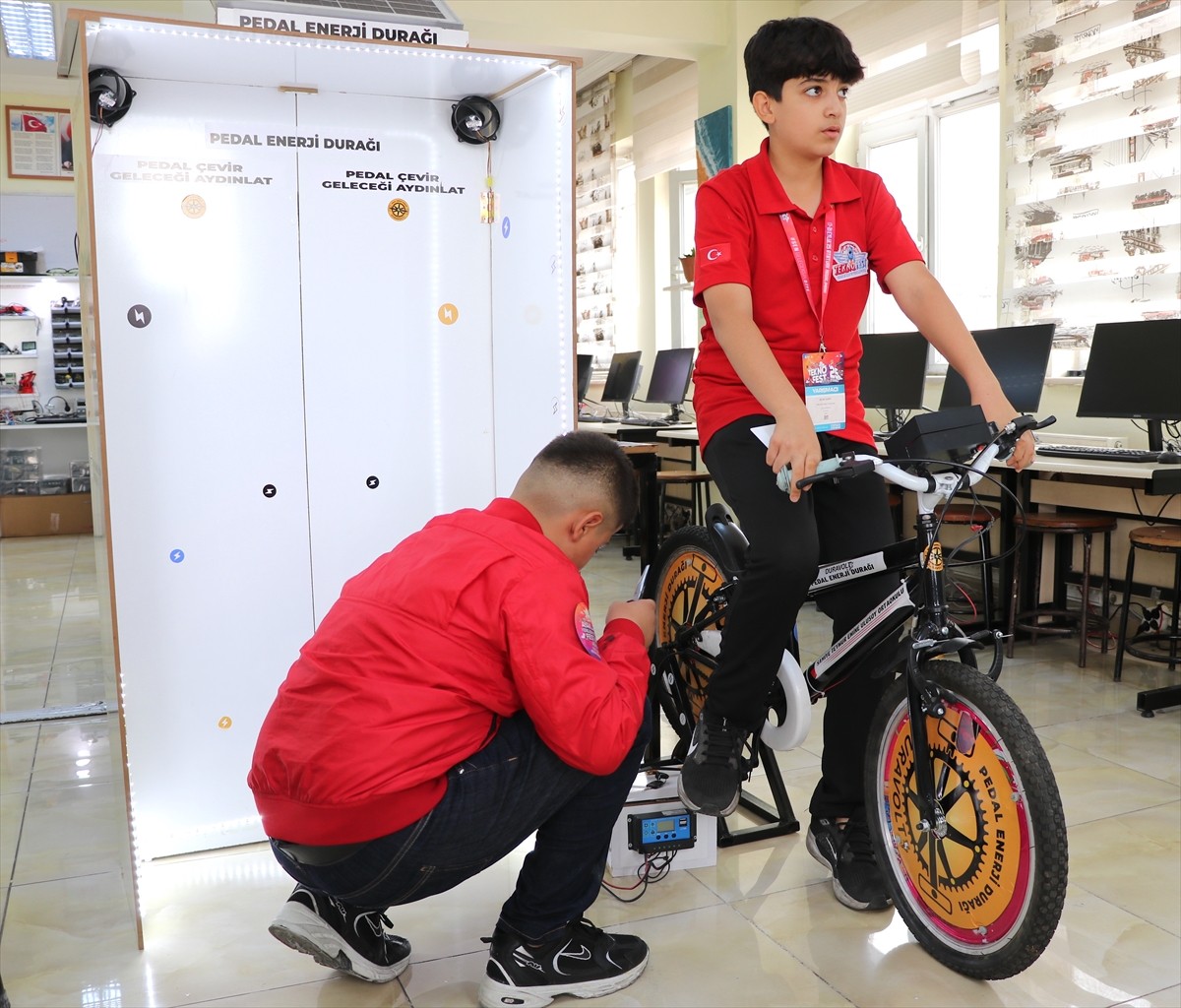 Gaziantep'te ortaokul öğrencileri, sınıflarına yerleştirilen bisikletlerle pedal çevirerek hem...