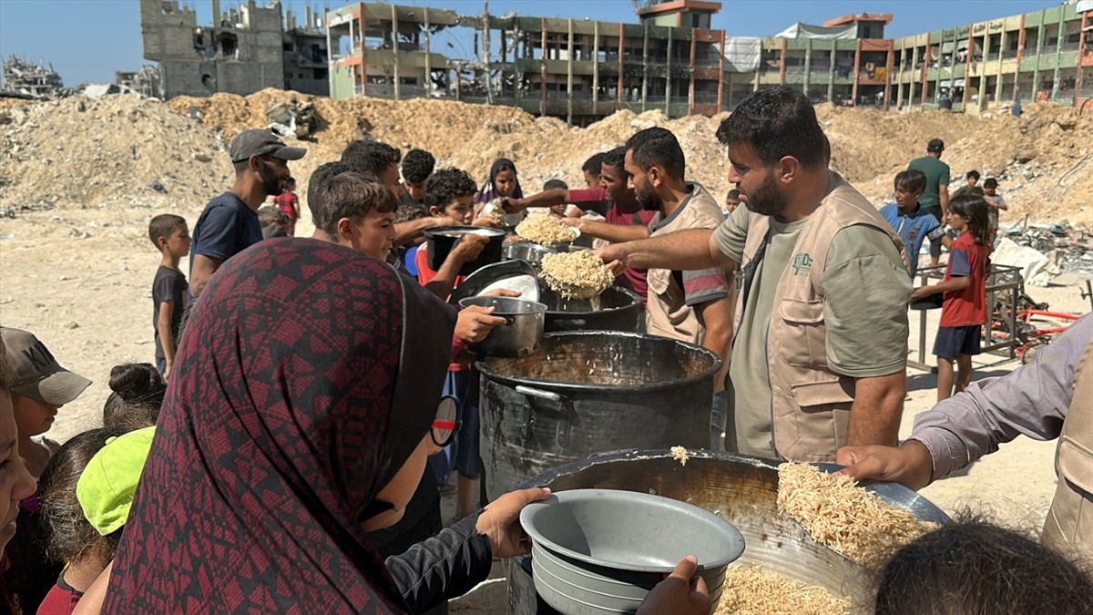 Gazze'de sağlanan ateşkesin ardından acil yardım çalışmalarını aralıksız sürdüren İnsana Değer...